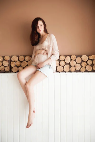 Feliz Joven Embarazada Sobre Fondo Pastel Con Elementos Madera —  Fotos de Stock