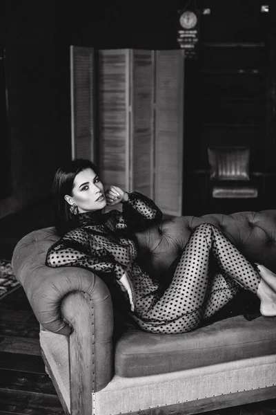 Όμορφη Σέξι Νεαρή Γυναίκα Κάθεται Στον Καναπέ — Φωτογραφία Αρχείου