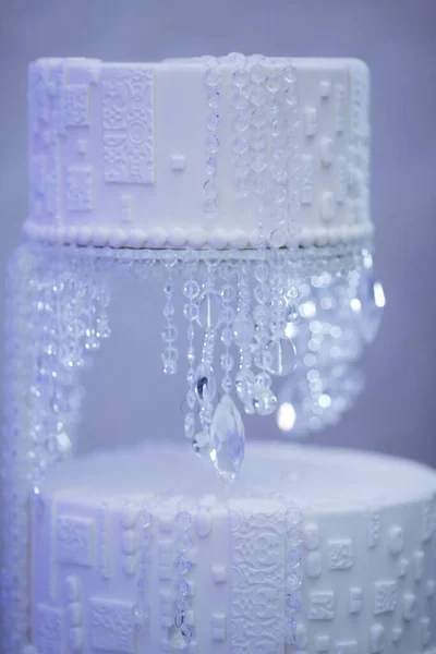 Красивый Белый Свадебный Торт Украшают Кристаллы — стоковое фото