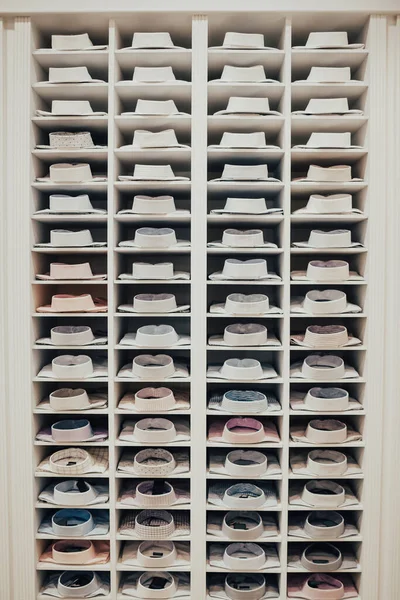 Полки Большим Количеством Мужских Рубашек Аккуратно Сложены Розничном Магазине Одежды — стоковое фото