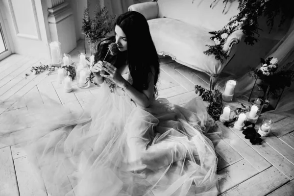 Stüdyoda Oturan Çiçekleri Koklayan Şık Elbiseli Güzel Bir Kadın — Stok fotoğraf