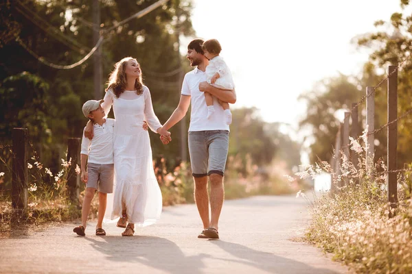 Famiglia Felice Abiti Bianchi Che Cammina Insieme Sulla Strada Tramonto — Foto Stock