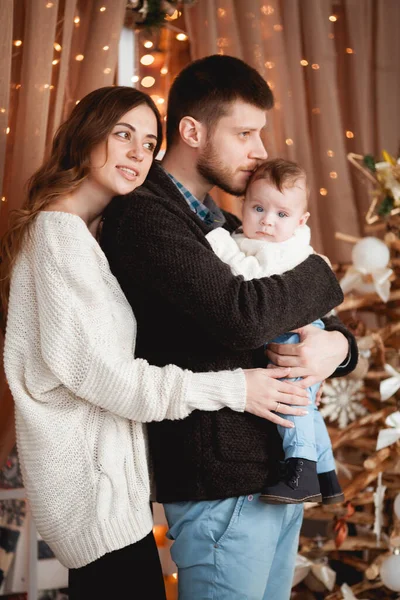 Gelukkige Familie Met Hun Zoon Armen Gezellige Truien Staan Achtergrond — Stockfoto
