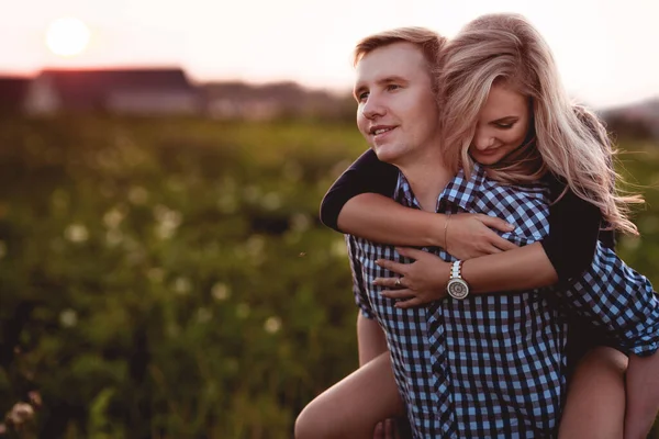 Pareja Feliz Enamorada Divirtiéndose Campo Aire Libre —  Fotos de Stock