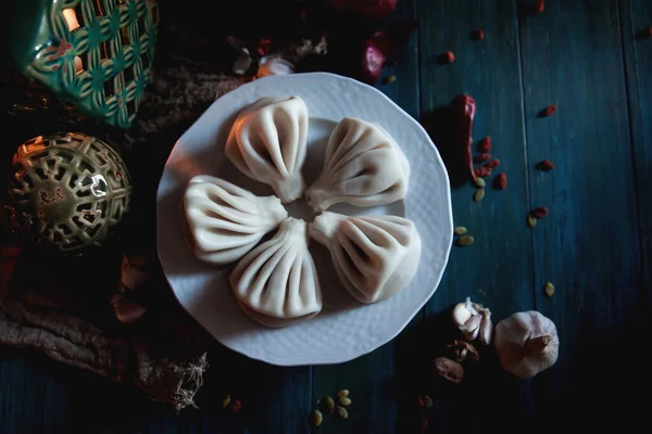 Lezzetli Gürcü Khinkali tabağında