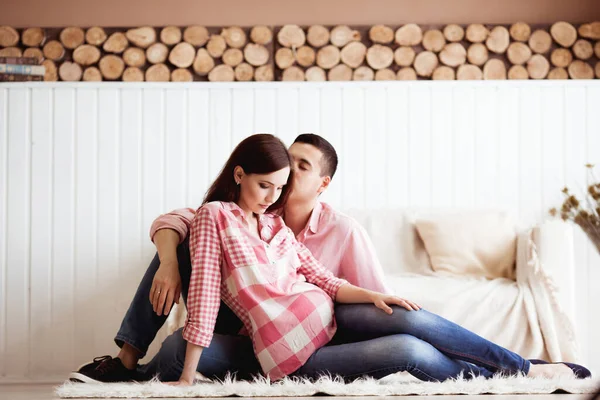 Güzel müstakbel ebeveynler, hamile ve kocası yün halıda yatan kadınlar.