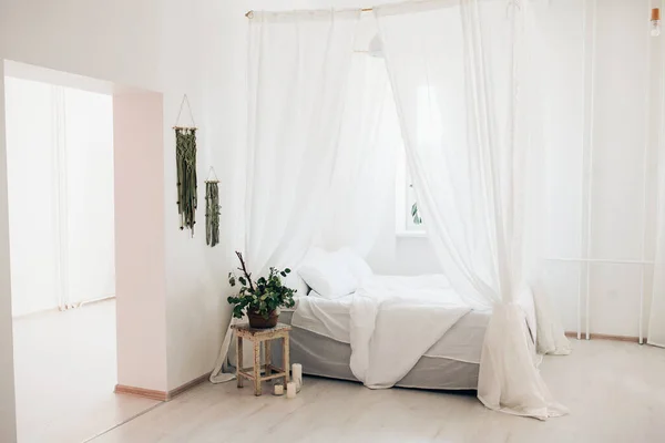 미니멀리즘의 스칸디나비아 스타일의 침실에 캐노피 햇살밝은 — 스톡 사진