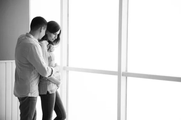 Heureux Futurs Parents Tiennent Dans Fond Une Fenêtre Panorama Lumière — Photo