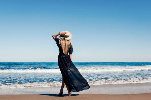 Kumsalda güzel genç bir kadın