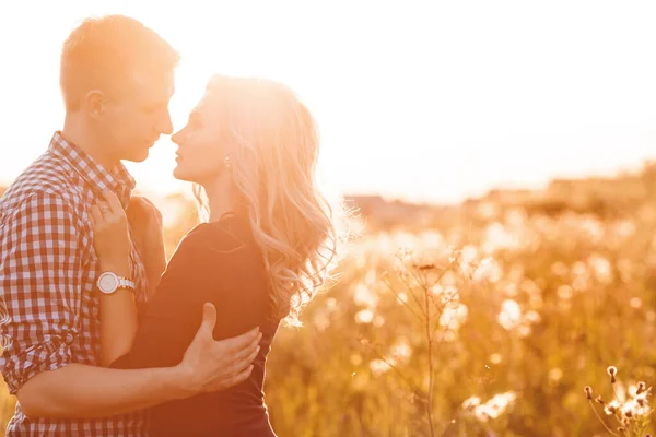 Pareja Feliz Enamorada Divirtiéndose Campo Aire Libre —  Fotos de Stock