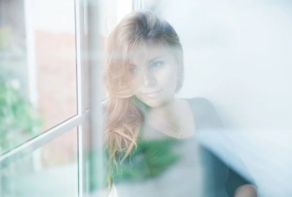 Hermosa Mujer Posando Estudio Mirando Hacia Otro Lado —  Fotos de Stock