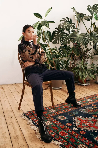 Elegante Jovem Mulher Sentada Cadeira Casa Com Piso Madeira Plantas — Fotografia de Stock