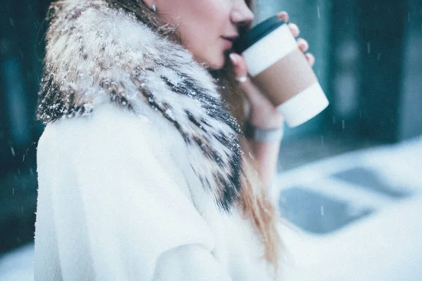 Abgeschnittene Ansicht Einer Frau Die Auf Der Winterstraße Kaffee Trinkt — Stockfoto