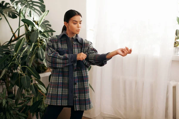 Hermosa Mujer Atractiva Elegante Posando Casa — Foto de Stock