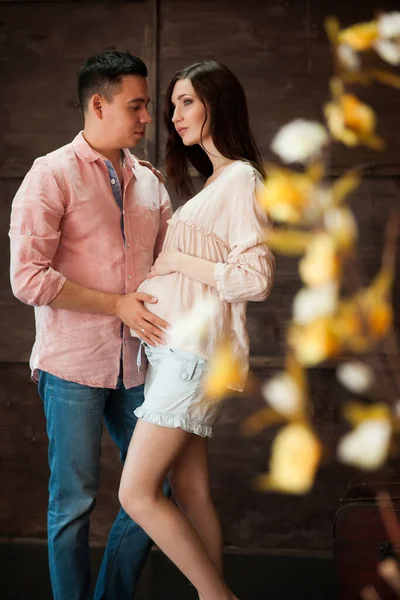 Beautiful Couple Pregnant Woman Her Husband Stand Wooden Background — Stock Photo, Image