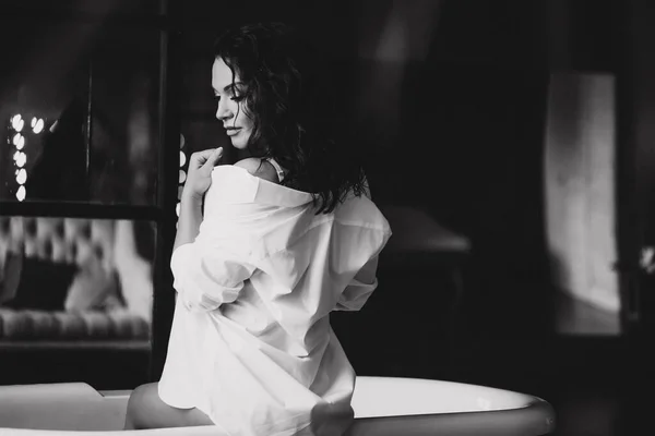 セクシーで魅力的な若い女性ですシャツ姿でスタジオ 黒と白の写真 — ストック写真