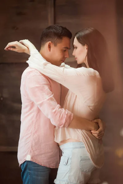 Όμορφο Ζευγάρι Έγκυος Γυναίκα Τον Άντρα Της Σταθεί Ξύλινο Φόντο — Φωτογραφία Αρχείου