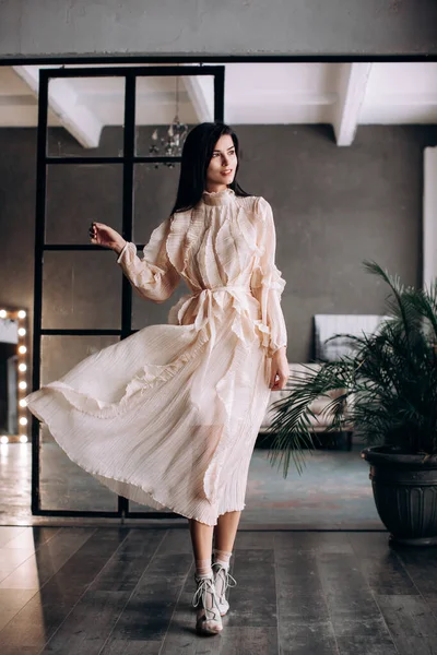 Stüdyoda poz veren çekici genç bir kadın.