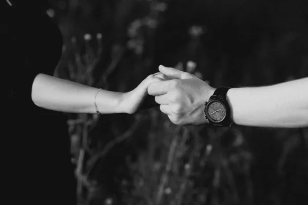 Visione Ravvicinata Dell Uomo Uomo Della Donna Che Tengono Mano — Foto Stock