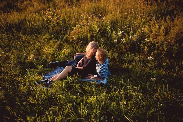 Mutlu çift açık havada eğleniyor.