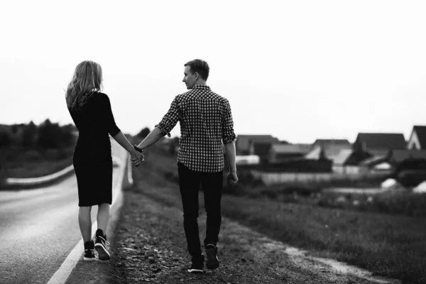 Belo Jovem Casal Apaixonado Divertindo Campo Livre — Fotografia de Stock