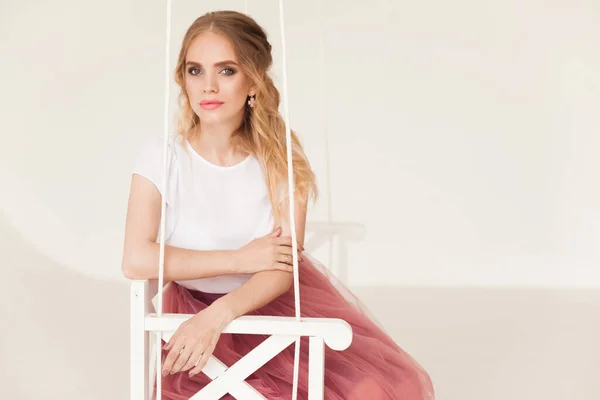 Vacker Ung Blond Kvinna Röd Kjol Poserar Studio — Stockfoto