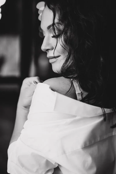 Сексуальная Привлекательная Молодая Женщина Рубашке Позирует Студии Черно Белое Фото — стоковое фото
