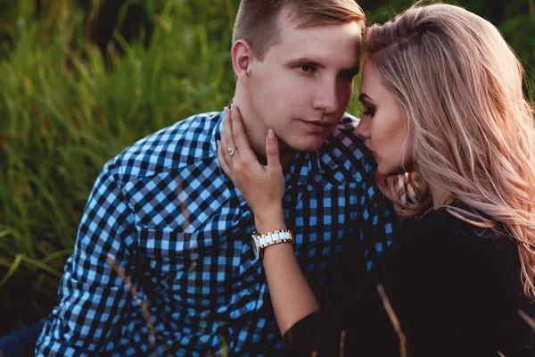 Mutlu çift açık havada eğleniyor.