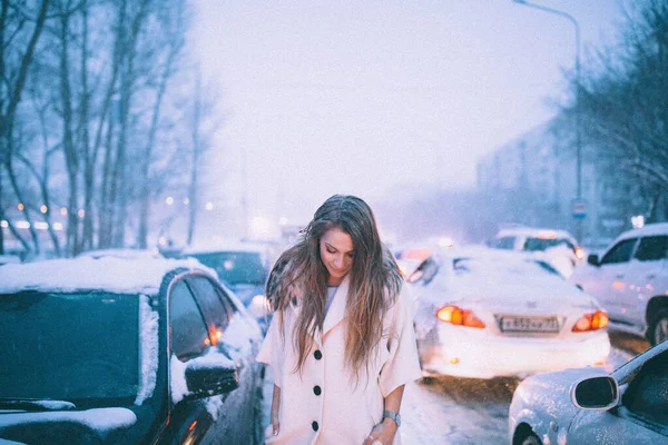 Žena Bílém Plášti Kráčí Ulicí Usmívá Zimě Padá Sníh — Stock fotografie