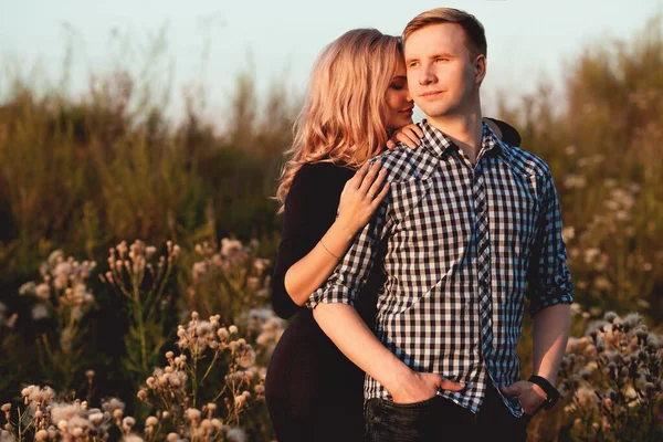 Casal Feliz Amor Divertindo Campo Livre — Fotografia de Stock