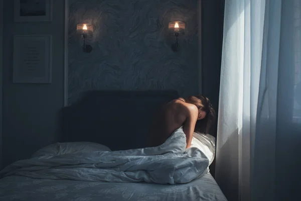 Красивая Блондинка Лежит Утренняя Кровать Обернутая Белым Шелковым Одеялом Комната — стоковое фото