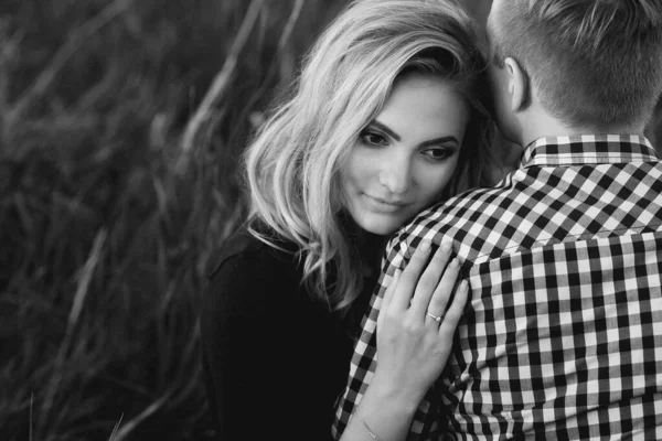 Güzel, genç ve aşık bir çift açık havada eğleniyor.