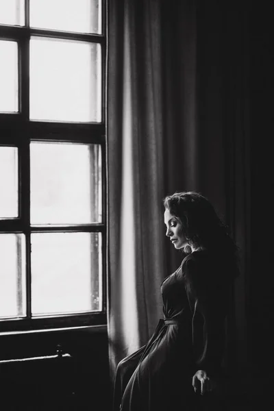 Stüdyoda Poz Veren Siyah Elbiseli Muhteşem Kadın — Stok fotoğraf