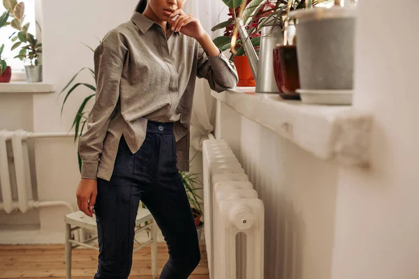 Mujer Joven Elegante Estancia Cerca Una Gran Ventana Con Plantas — Foto de Stock