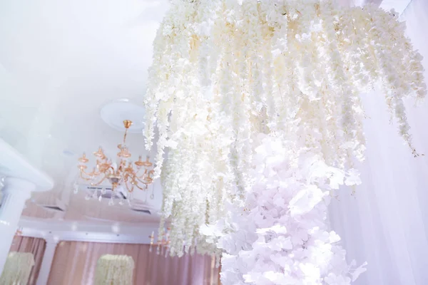 Düğün odasında beyaz çiçeklere yakın çekim