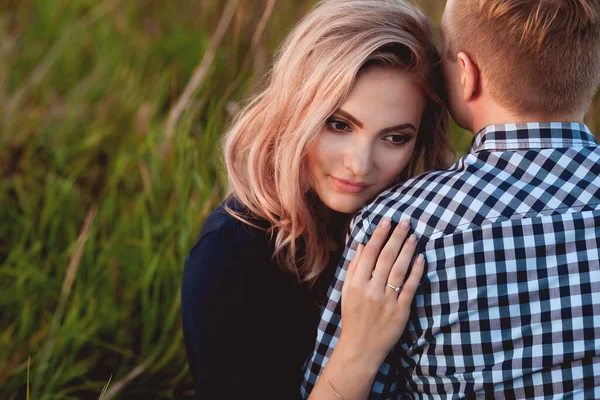 Pareja Feliz Enamorada Divirtiéndose Campo Aire Libre —  Fotos de Stock