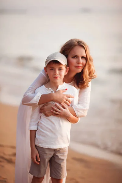 Mãe Abraçando Filho Praia — Fotografia de Stock