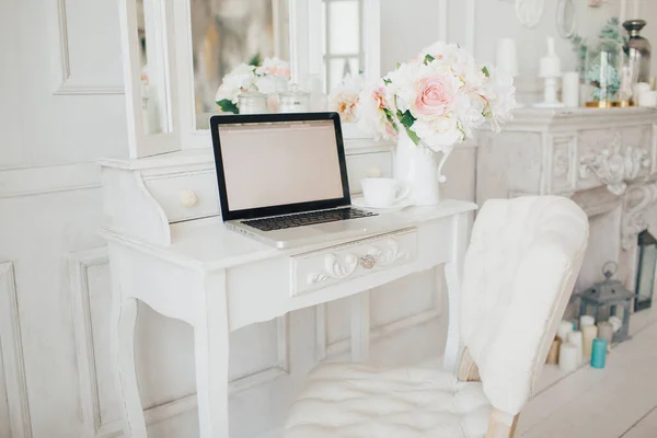 Silberner Laptop Auf Weißem Schminktisch Mit Blumen Stuhl Und Dekor — Stockfoto