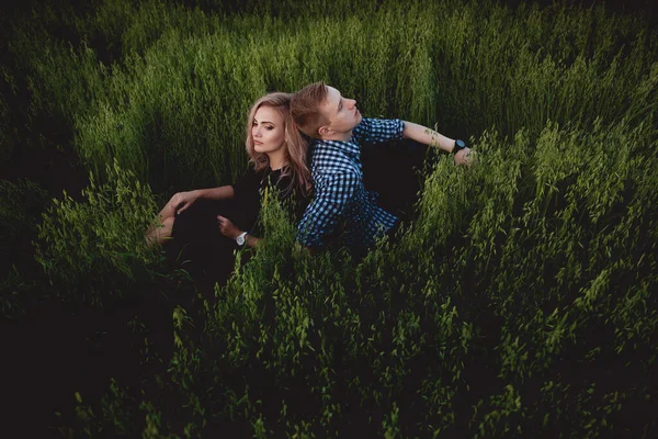 Mutlu çift açık havada eğleniyor.