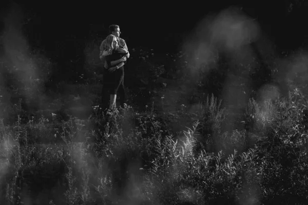 Güzel, genç ve aşık bir çift açık havada eğleniyor.