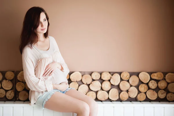 Pastel Arka Planda Ahşap Elementlerle Mutlu Hamile Bir Kadın — Stok fotoğraf