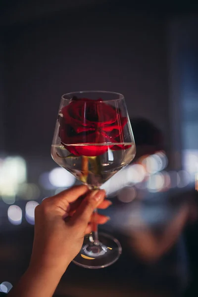 Kırmızı Taze Güzel Bir Gül Şarap Kadehinde Durur Kırmızı Şarap — Stok fotoğraf