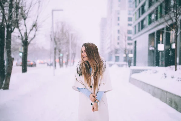 Mulher Vestida Casaco Branco Está Andando Pela Rua Sorrindo Inverno — Fotografia de Stock