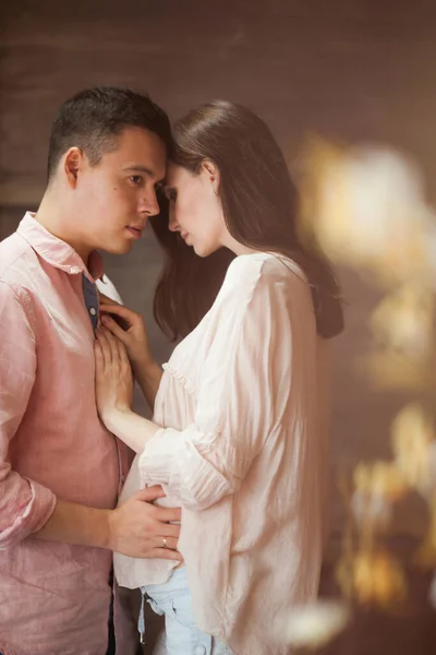 Beautiful Couple Pregnant Woman Her Husband Stand Wooden Background — Stock Photo, Image