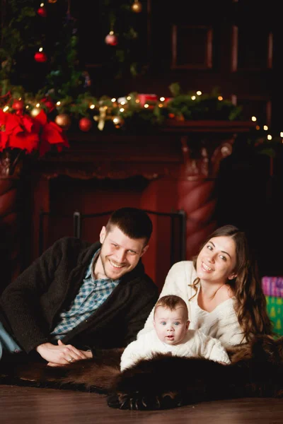 Gelukkig Ouders Met Hun Zoon Liggen Berentapijt Open Haard Lichten — Stockfoto