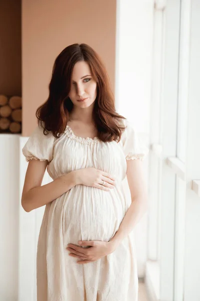 Bella Donna Incinta Vestito Bianco Piedi Vicino Alla Finestra — Foto Stock