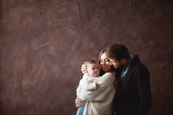 Szczęśliwa Młoda Rodzina Przytulnych Swetrach Bawiąca Się Synem — Zdjęcie stockowe