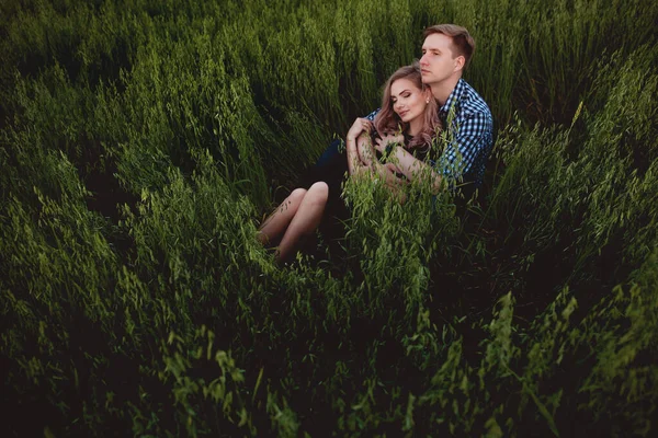 Pareja Feliz Enamorada Divirtiéndose Campo Aire Libre —  Fotos de Stock