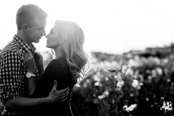 Belo Jovem Casal Apaixonado Divertindo Campo Livre — Fotografia de Stock