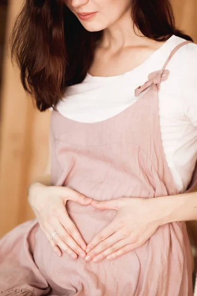 Schwangere Kleid Hält Ihre Hände Herzform Auf Dem Bauch — Stockfoto